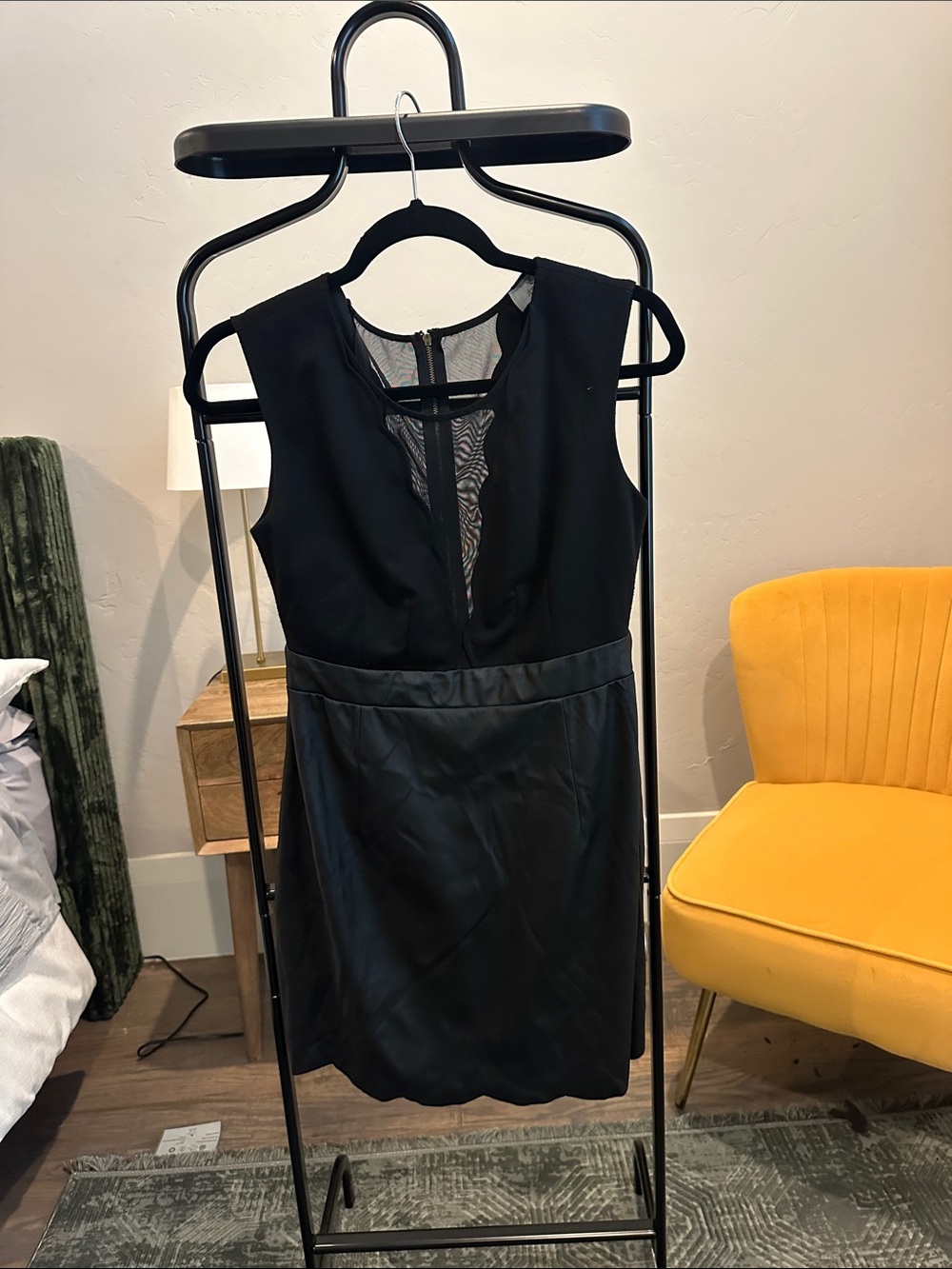 Elegant Black Sleeveless Mini Dress with V-Neck Paneling